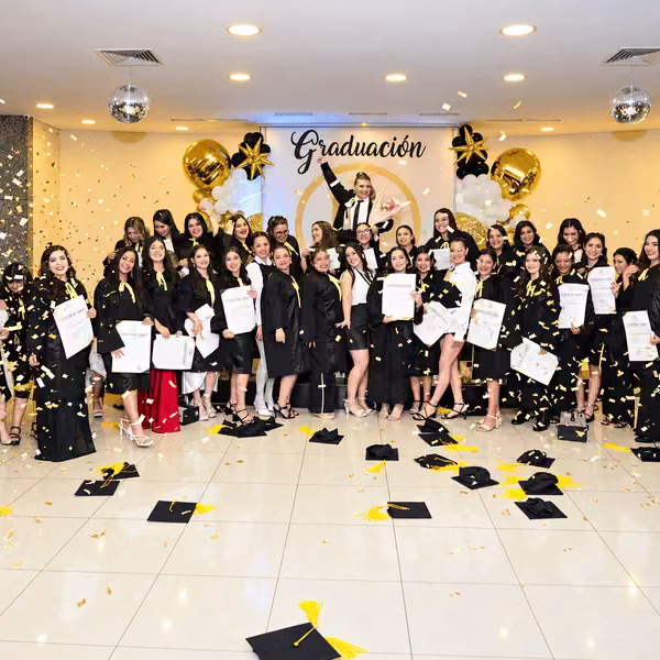 Celebración de graduación con confeti y diplomas (3)
